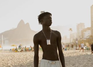 Ex-vendedor ambulante em Ipanema, jovem senegalês é nova aposta na moda Mouhamed Diop (Foto: JOY Management/ Divulgação)