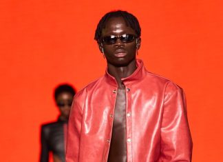Modelo senegalês descoberto na praia é recordista masculino com 10 desfiles no SPFW; duas modelos negras empatam com 12 Mouhamed Diop para a Forca Studio (Foto: Agência Fotosite/Divulgação/Joy Management)