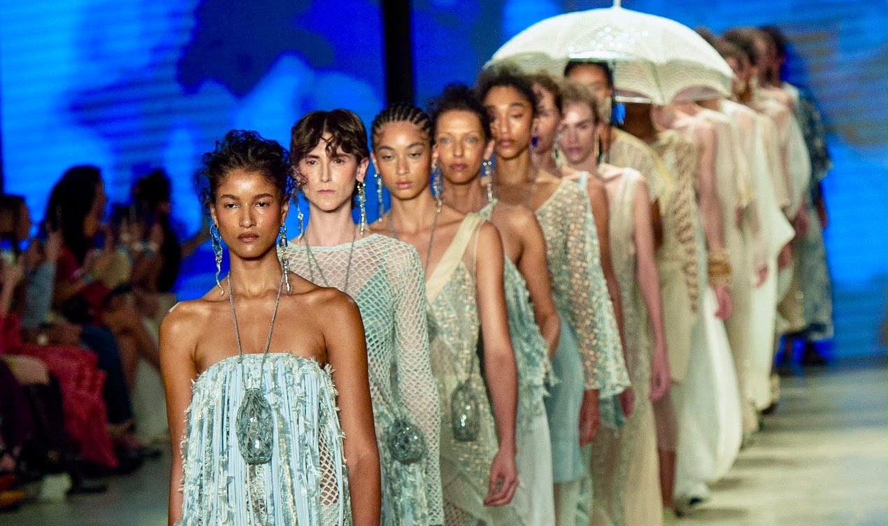 Desfile Catarina Mina (Foto: Eduardo Martins/Brazil News)