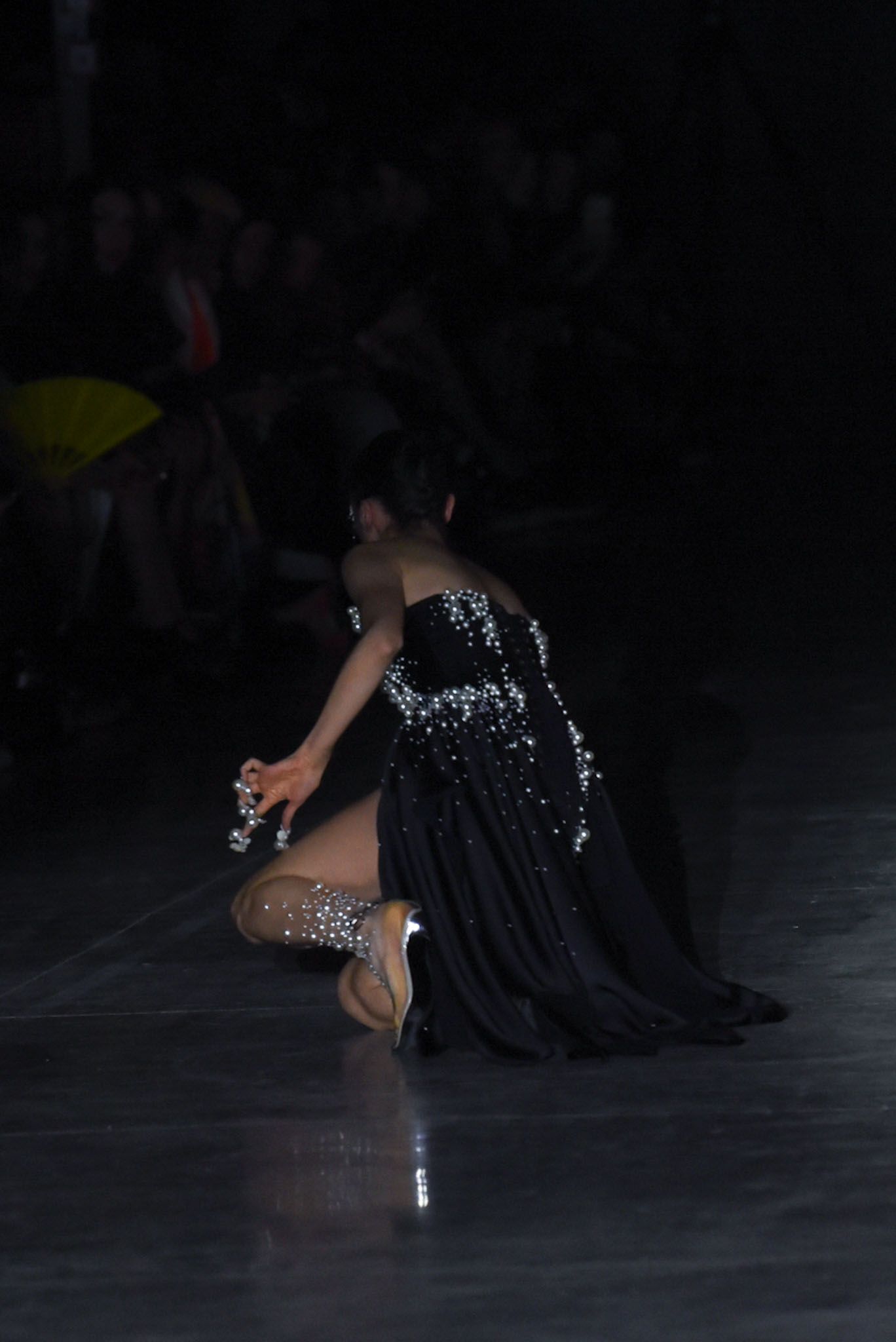 Sapato alto faz modelo cair na passarela do SPFW (Foto: Andy Santana/Brazil News)