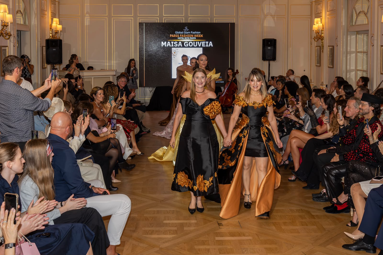 Maísa e Natáia Gouveia no desfile em Paris (Foto: Cássia Santos/Divulgação)