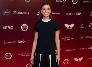 Isis Valverde de P&B de R$ 14,7 mil e Mariana Ximenes de veludo no Festival do Rio Isis Valverde (Foto: Victor Chapetta/Brazil News)