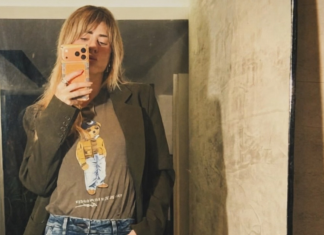 Carolina Dieckmmann compõe 2 looks estilosos com a trend da camiseta de ursinho Carolina Dieckmmann (Foto: @loracarola/Instagram/Reprodução)