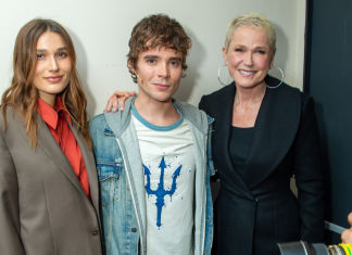 Sasha de alfaiataria e Xuxa de all black prestigiam estreia de João Lucas no teatro Sasha, João Lucas e Xuxa (Foto: Eduardo Martins/Brazil News)