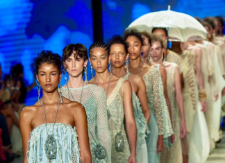 SPFW: Catarina Mina faz chover delicadeza com rendas e crochê Catarina Mina no SPFW (Foto: Eduardo Martins/Brazil News)