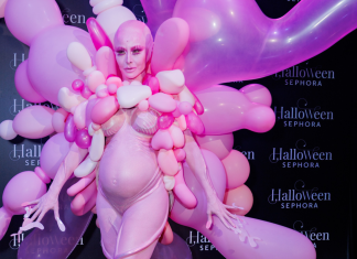 Baile de Halloween da Sephora: Sabrina Sato com fantasia de balões e Iza de Anúbis Sabrina Sato (Foto: Clayton Felizardo/Brazil News)
