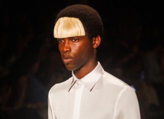 SPFW: João Pimenta vira alfaiataria tradicional do avesso com alinhavos à vista: desfile tem elenco apenas de negros e indígenas Desfile João Pimenta (Foto: Patrícia Devoraes/Brazil News)