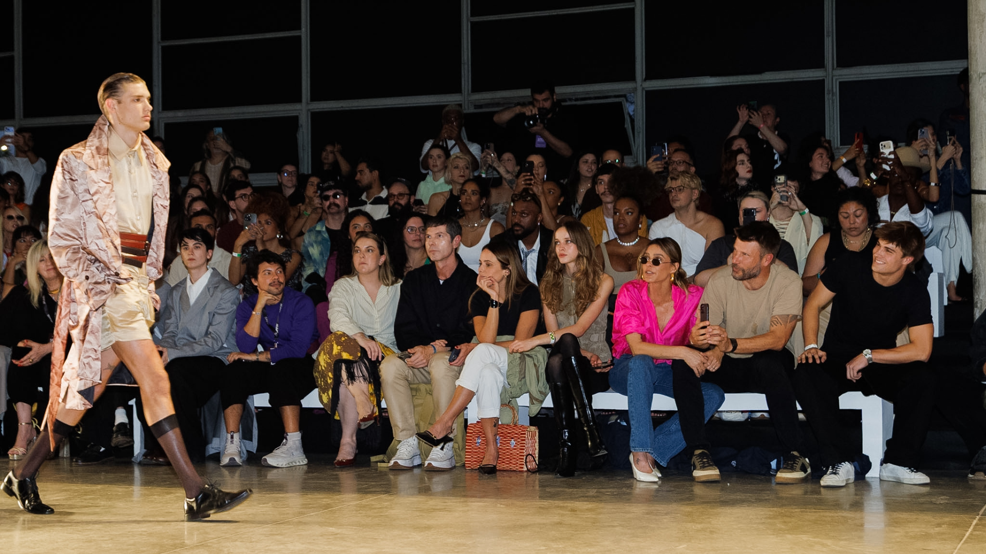 Fernanda Lima e Rodrigo Hilbert prestigiam o filho no desfile da Normando (Foto: Clayton Felizardo/Brazil News)