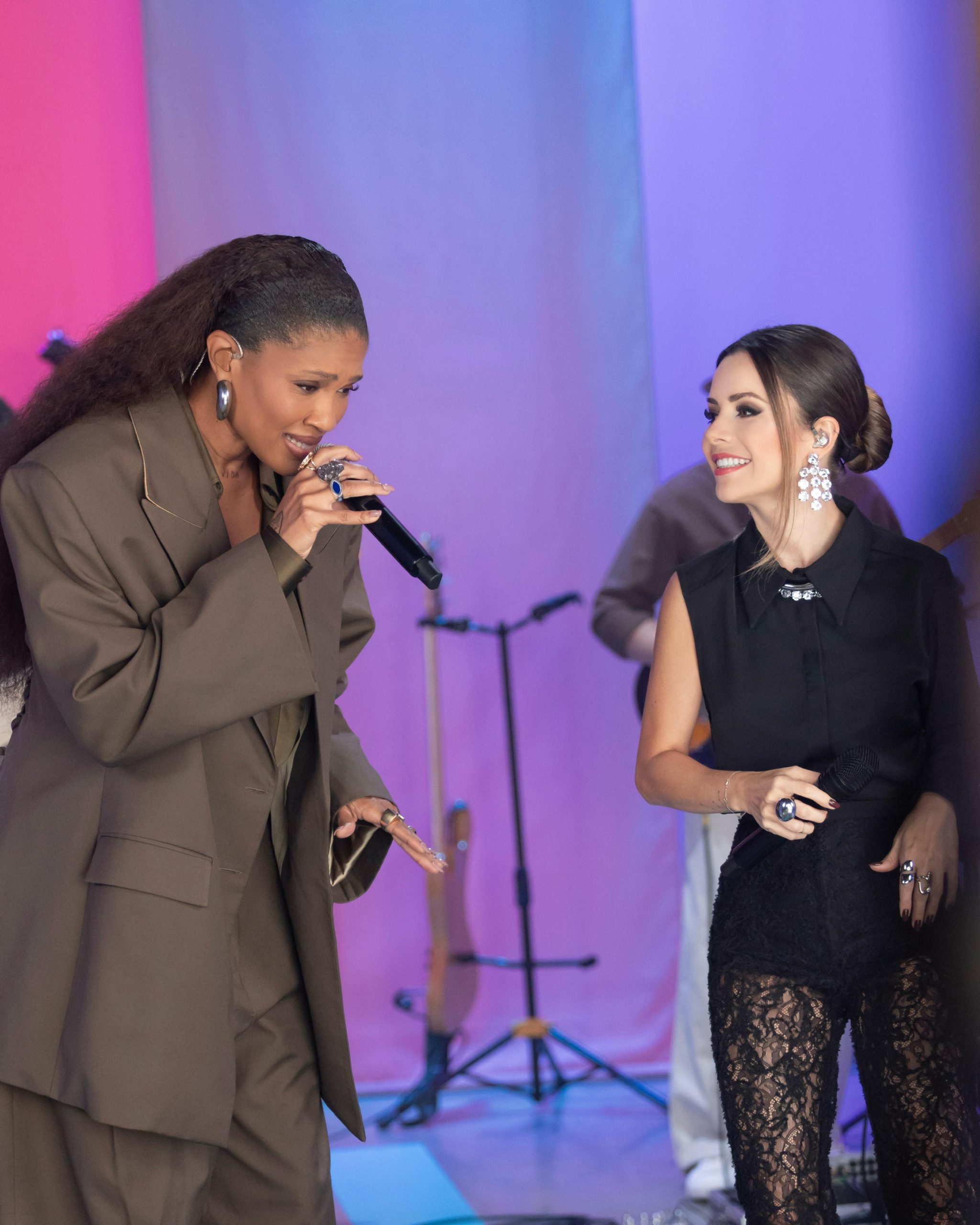 Sandy recebe Luedji Luna em "Nesse Canto eu Conto" (Foto: Kelly Fuzaro/TV Globo/Divulgação)