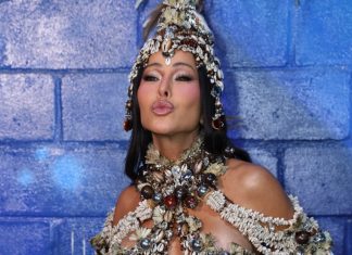 Sabrina Sato coloca barriga para jogo em ensaio da Vila Isabel: fantasia traz centenas de búzios e pedrarias Sabrina Sato (Foto: Daniel Pinheiro/Brazil News)