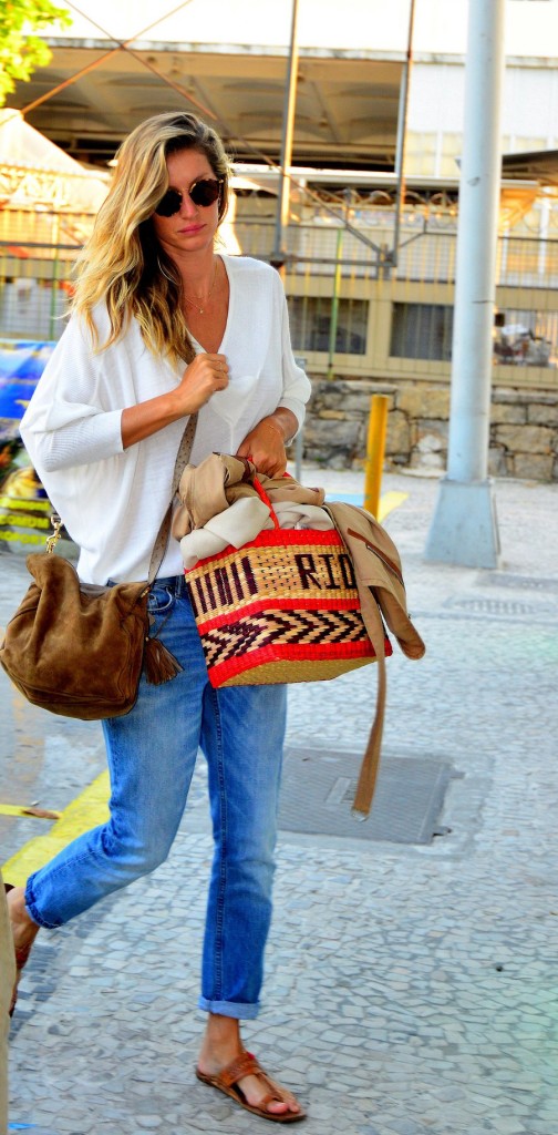 27_08_2016_gisele_bundchen_embarca_em_aeroporto_no_rio_de_janeiro_exclusivo_m (3)_bolsa_palha_roupa_repetida