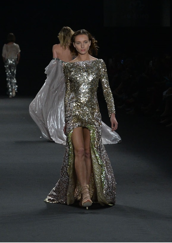 Modelo desfila com vestido Martu no Rio Moda Rio