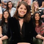 Agatha Moreira usa blazer Tommy Hilfiger no "Altas Horas"