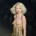 Com sutiãs transparentes, Amir Slama leva musas dos anos 50 para o SPFW