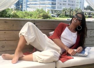 Galisteu esbanja estilo com calça esportiva de R$ 279,99