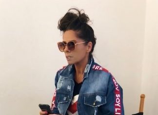 Adriane Galisteu veste conjunto jeans com detalhe esportivo