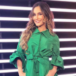 Gravidinha, Leitte usa vestido-casaco e sapato de R$ 8,8 mil Claudia Leitte (Reprodução/Instagram)
