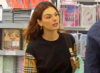 Isis Valverde veste camiseta com manga xadrez de R$ 1.270 Isis Valverde (Foto: Daniel Delmiro/AgNews)