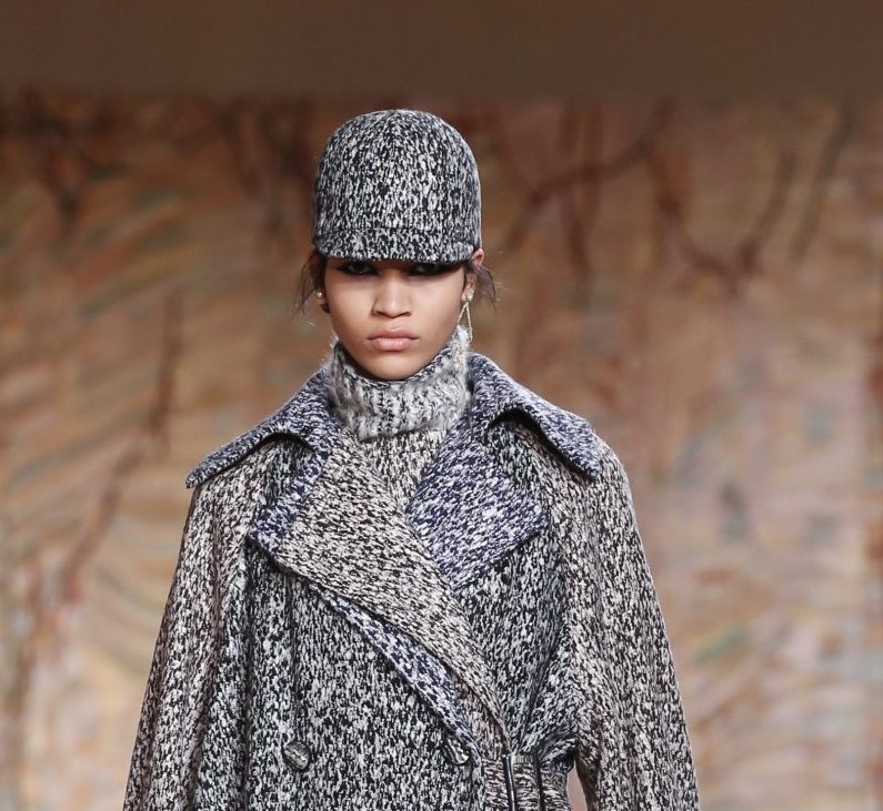 Alta-costura Raynara Negrine no desfile da Maison Alaïa (Foto: Divulgação/Dior)