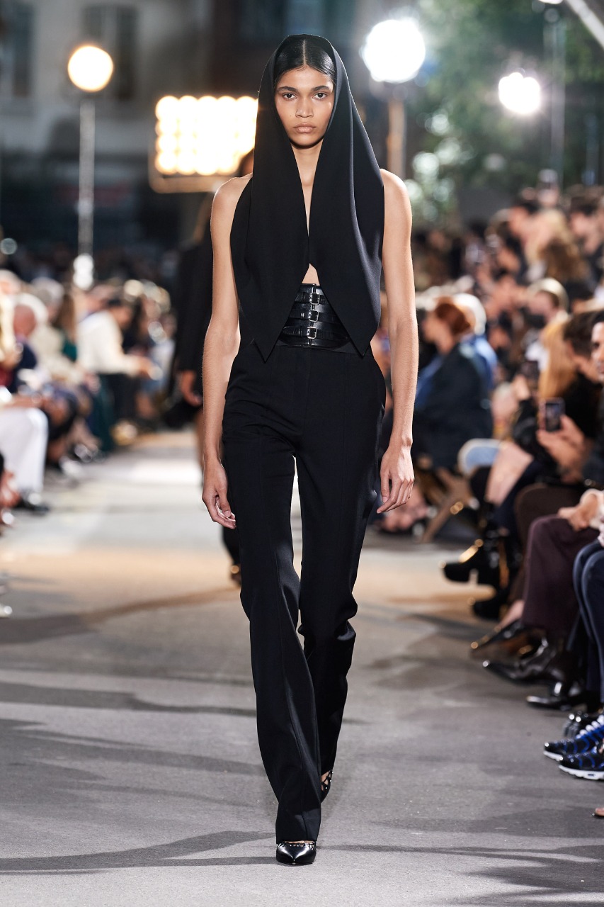 Raynara Negrine no desfile da Maison Alaïa (Foto: Divulgação/Joy Model)
