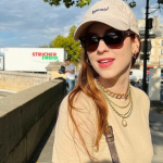 De poá a boné: 3 looks de Sophia Abrahão na França Sophia Abrahão (Foto: @sophiaabrahao/Instagram/Reprodução)