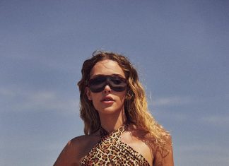 Sobrinha de Roberta Close, top trans posa para moda praia Gabrielle Gambine para a Blue Man (Foto: Divulgação/Mix Models)