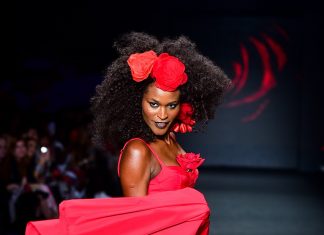 SPFW: Santa Resistência faz mix potente entre flamenco e umbanda Carmelita no desfile da Santa Resistência (Foto: Andy Santana/Agência Brazil News)