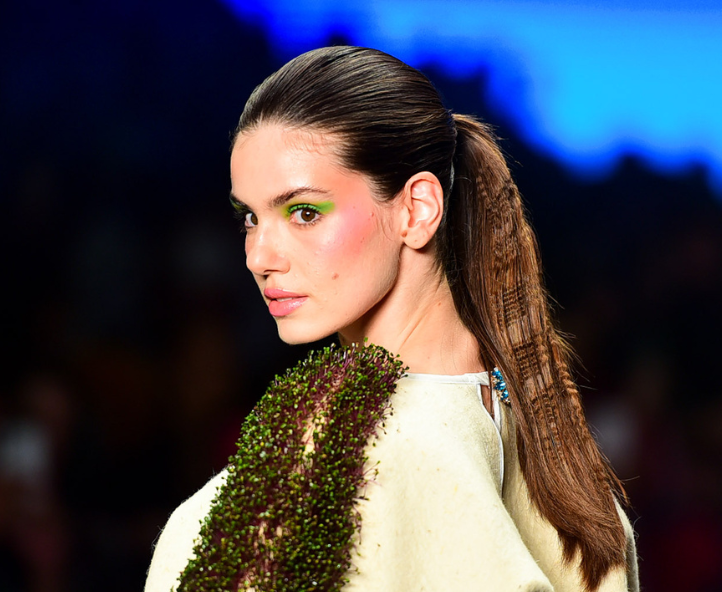 Camila Queiroz em desfile Martins (Foto: Andy Santana / Brazil News)