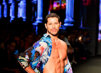 SPFW: De tanga, Loreto exibe sensor de diabetes no bumbum José Loreto em desfile The Paradise (Foto: Andy Santana / Brazil News)
