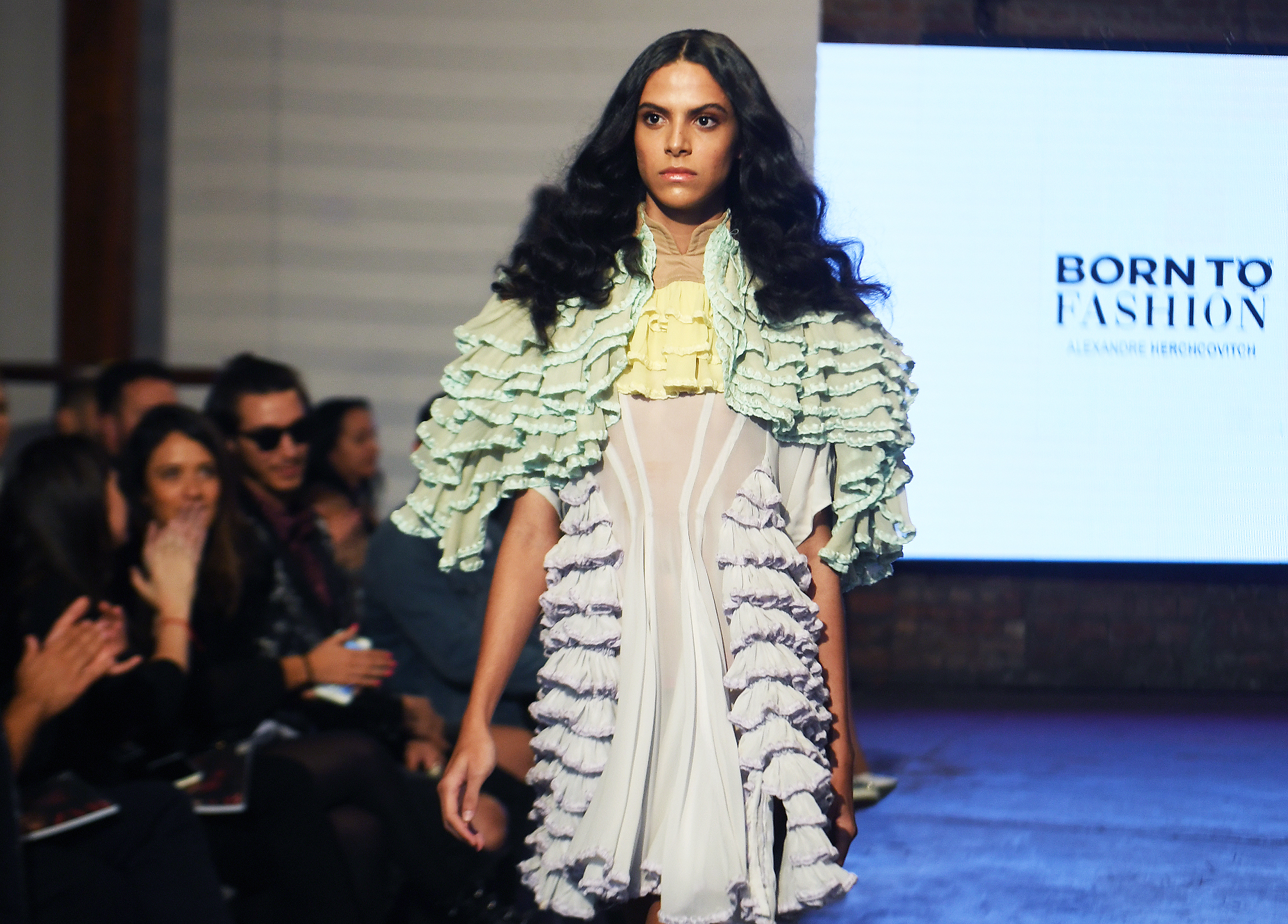 Cecília no desfile final do "Born To Fashion" (Foto: Ivan Pacheco/Divulgação E! Entertainment)