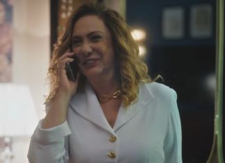 Agatha morre com colar de R$ 199 e look inspirado em Odete Roitman Elaine Giardini como Agatha (Foto: Reprodução/Gshow/Rede Globo)