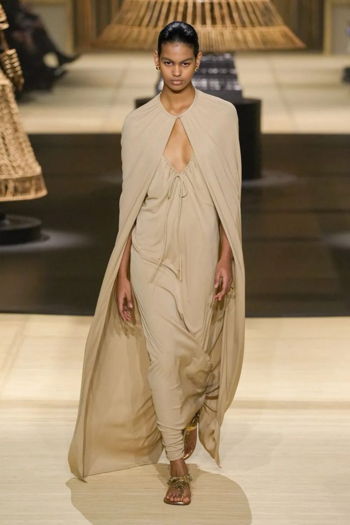 Dior encerra desfile em Paris com brasileira negra de 17 anos