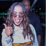 Prática: Anitta combina biquíni e body chain com look urbano Anitta (Foto: Thiago Mattos/BrazilNews)