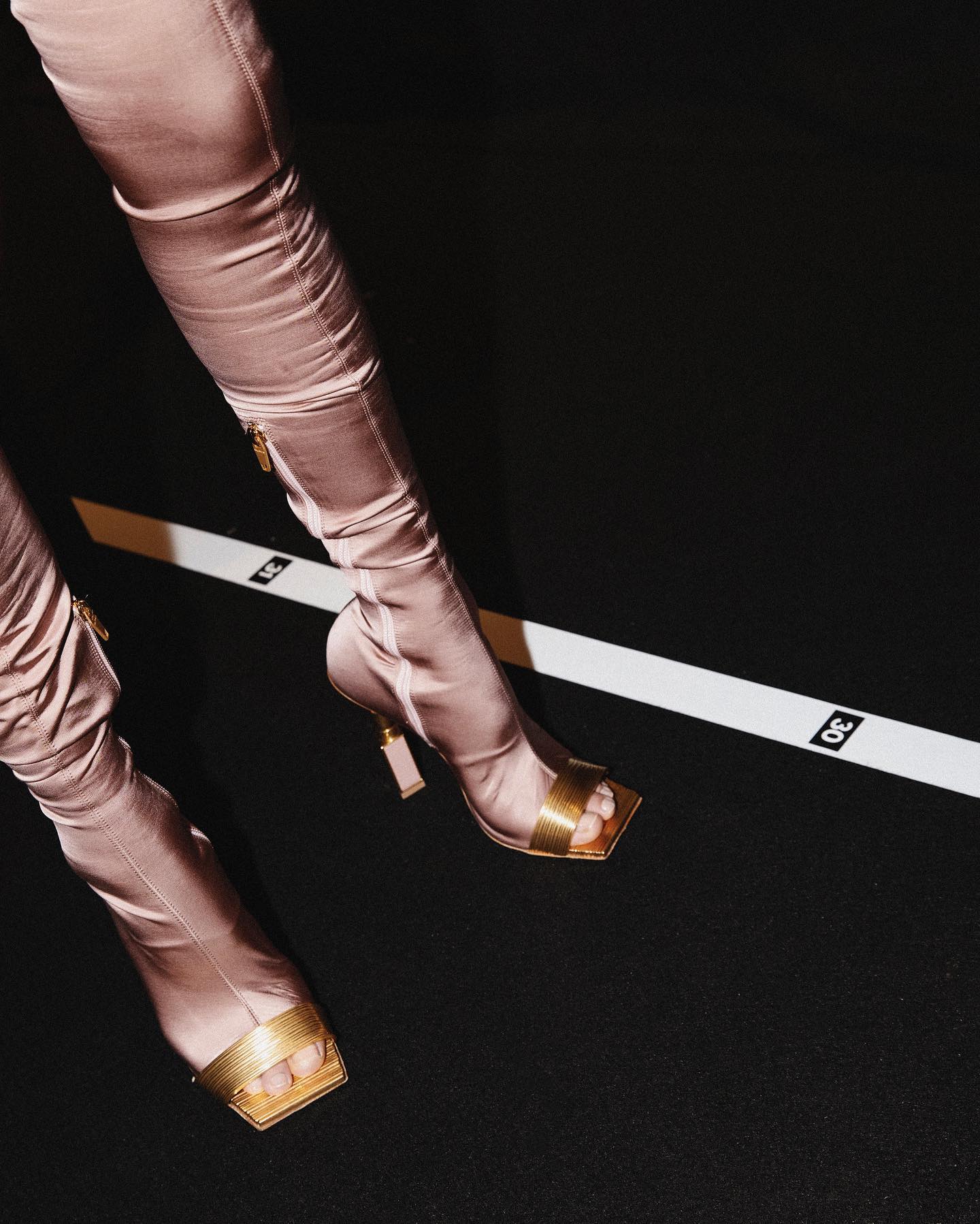 Detalhe de look da Balmain para o verão 2025 (Foto: Reproduição/Instagram/@balmain)