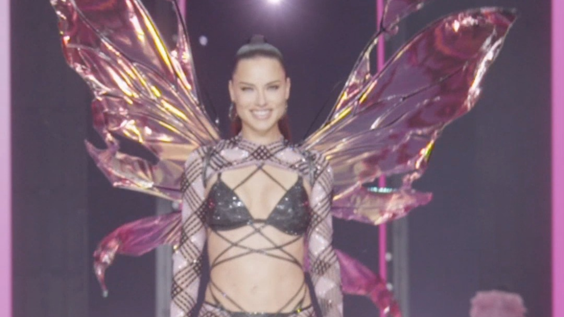 Adriana Lima do Victoria's Secret Fashion Show (Foto: @victoriassecret/Instagram/Reprodução)