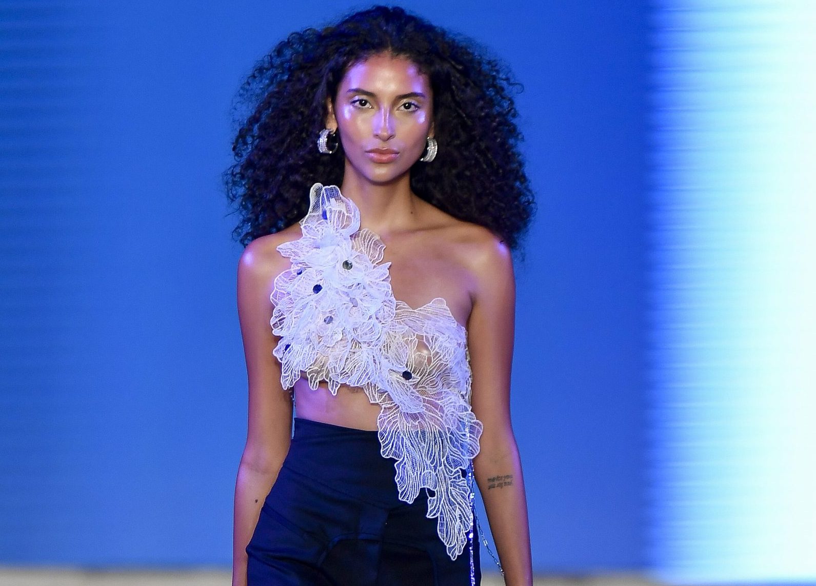 Modelo Ana no desfile de Vinnicius Afonso (Foto: Marcelo Soubhia/ @agfotosite)